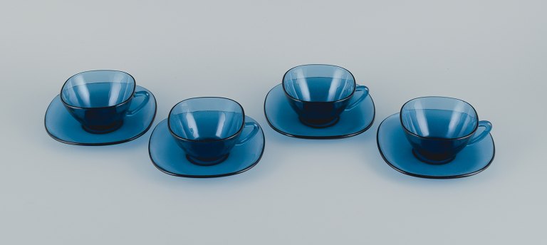 Vereco, France, et sæt på fire tekopper med tilhørende underkopper i blåt kunstglas.