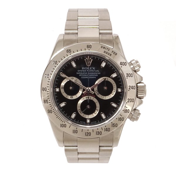 Rolex Daytona ref. 116520 årgang 2003. Fuldt dansk sæt bl.a. indeholdende certifikat, boks og original købskvittering fra A. M. Berg, Odense dateret 12.12.03. Leveres i flot stand og nyserviceret. D: 40mm