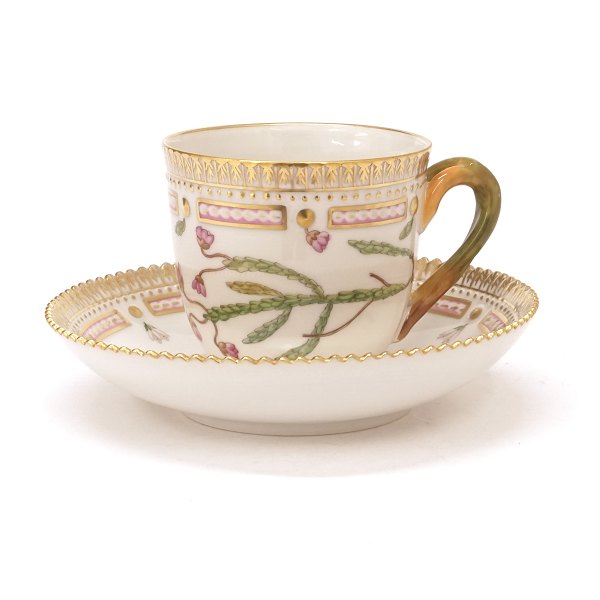 Royal Copenhagen: Flora Danica kaffekop 3597. Perfekt stand. H: 7cm. Underkop diameter 14cm. "Andromeda tetragona L"