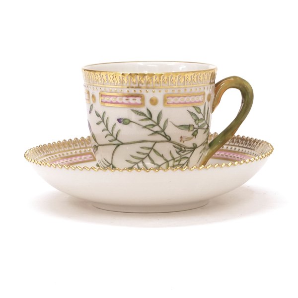 Royal Copenhagen: Flora Danica kaffekop 3597. Perfekt stand. H: 7cm. Underkop diameter 14cm. "Astragalus Arenarius L"