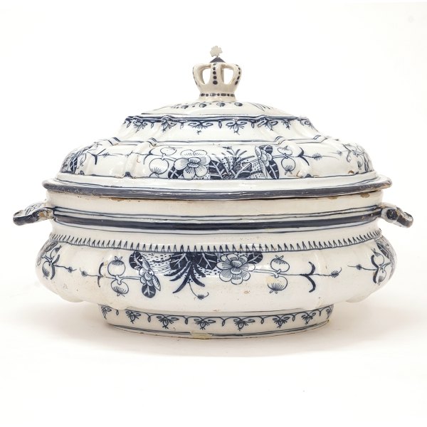 St. Kongensgade terrin i blådekoreret fajance. Lågknop i form af krone. St. Kongensgade 2. periode, Gierløf, ca. år 1750. H: 27cm. L: 40cm
