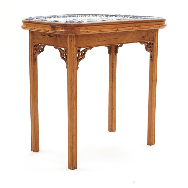 Blue decorated faience tray top Louis XVI table manufactured by the St. Kongesagde, Copenhagen, circa 1765. H: 79cm. Tray: 76x51cm