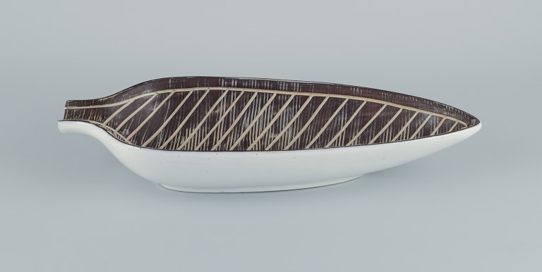 Mari Simmulson for Upasala-Ekeby, ”Nigeria” stort aflangt keramikfad.Bladformet design.