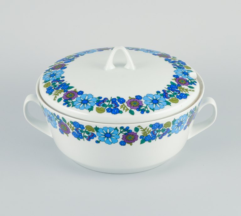 Paar, Bavaria, Jaeger & Co, Tyskland.Stor lågterrin i porcelæn med blomstermotiv.