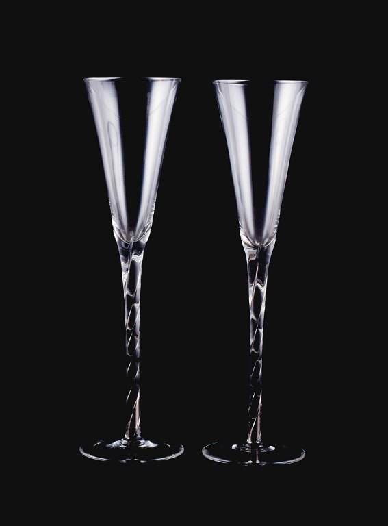 Dansk glaskunstner, to champagnefløjter i kunstglas beklædt med sølvindlæg i stilken.