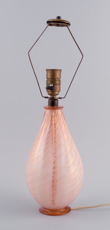 Barovier and Toso, Murano. Large table lamp in pink hand-blown art glass. Classic Italian design.