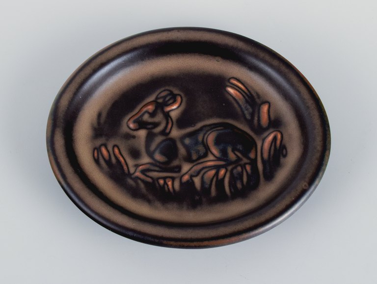 Knud Kyhn (1880-1969) for Royal Copehagen.Small ceramic dish with a motif of a reclining deer.