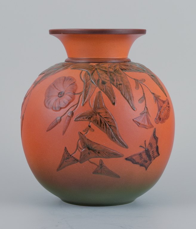 Ipsens Enke, vase med blomster og sommerfugl.Glasur i orange og grønne toner.