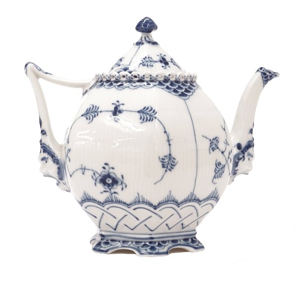 Royal Copenhagen blue fluted full lace tea pot 1119. 1st quality. Very nice condition. H: 20cm