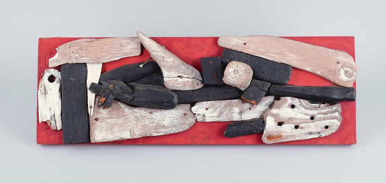 Børge Sørensen-Sornum (1920-1985), dansk modernist.Relief/skulptur af strandfund, delvist malet.