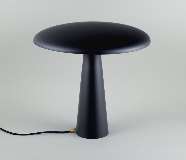 Normann Copenhagen, "Shelter" bordlampe.Design: Holmbäck-Nordentoft for Normann Copenhagen.