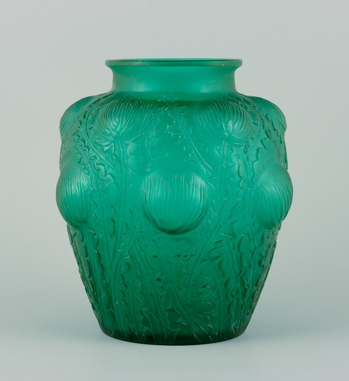 René Lalique, Frankrig.Sjælden Domremy kunstglasvase i grønt glas med tidsler i relief.