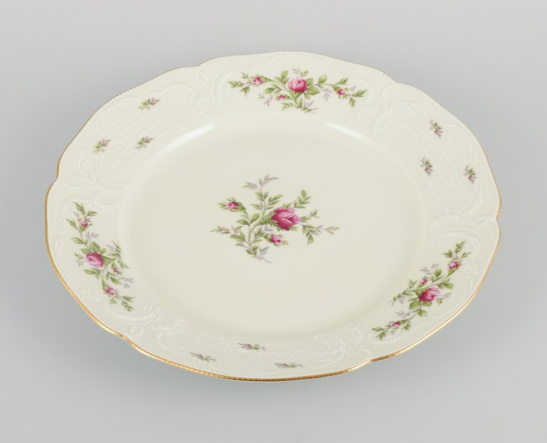 Rosenthal, Tyskland. "Sanssouci", cremefarvet rundt serveringsfad dekoreret med blomster og gulddekoration.