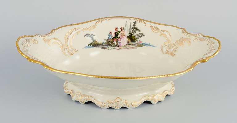 Rosenthal, Tyskland. "Sanssouci", stor oval cremefarvet skål dekoreret med blomster og gulddekoration.