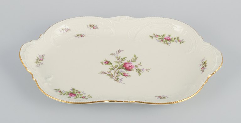 Rosenthal, Tyskland. "Sanssouci", cremefarvet serveringsfad dekoreret med blomster og gulddekoration.