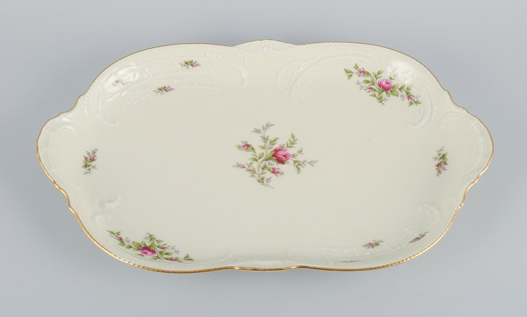 Rosenthal, Tyskland. "Sanssouci", stort cremefarvet serveringsfad dekoreret med blomster og gulddekoration.