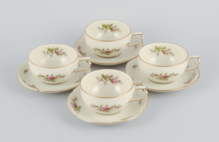 Rosenthal, Tyskland. "Sanssouci", fire cremefarvede tekopper med tilhørende underkopper dekoreret med blomster og gulddekoration.