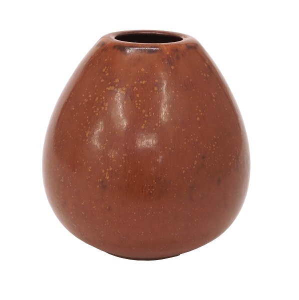 Saxbo keramik vase med dyb rødbrun harepels glasur. Stemplet Saxbo Danmark. Perfekt stand. H: 15cm