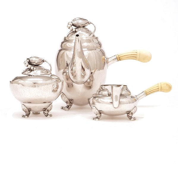 Georg Jensen Magnolia; Georg Jensen Magnolia kaffeservice i sterlingsølv fra perioden 1933-44. Kaffekande og flødekande #2C. Sukkerskål #2D. Stemplet Georg Jensen. Kaffekande H: 19,5cm