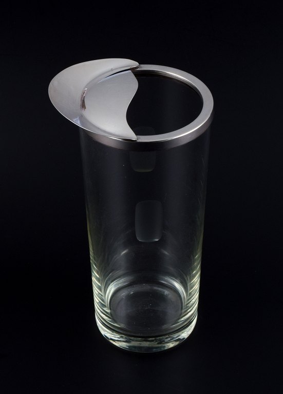 Kasketten af Ole Hagen for Anton Michelsen (1913-1984).Cocktaimixer af klart glas med montering i sterlingsølv.