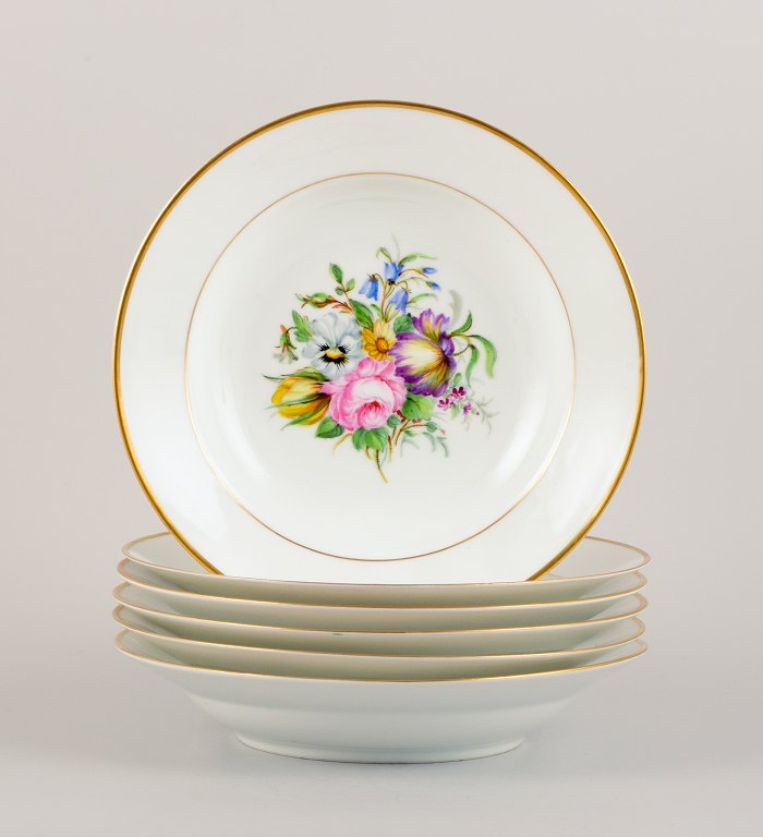 Bing & Grøndahl, seks dybe tallerkner i porcelæn håndmalet med polykrome blomster og gulddekoration.