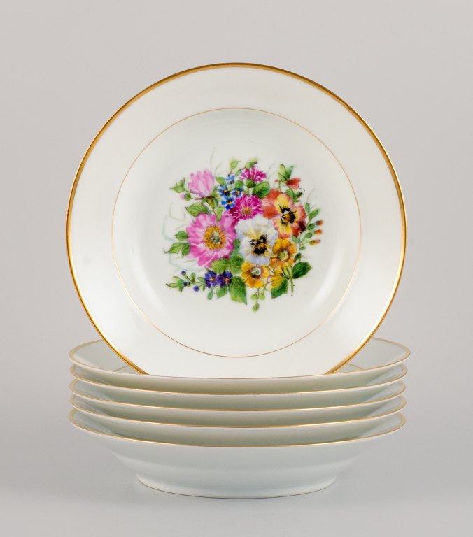 Bing & Grøndahl, seks dybe tallerkner i porcelæn håndmalet med polykrome blomster og gulddekoration.