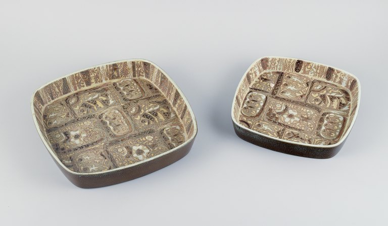 Nils Thorsson og Johanne Gerber for Aluminia, Royal Copenhagen. To Baca fade dekoreret med fisk, mønstret glasur i sand og lyse brune nuancer.