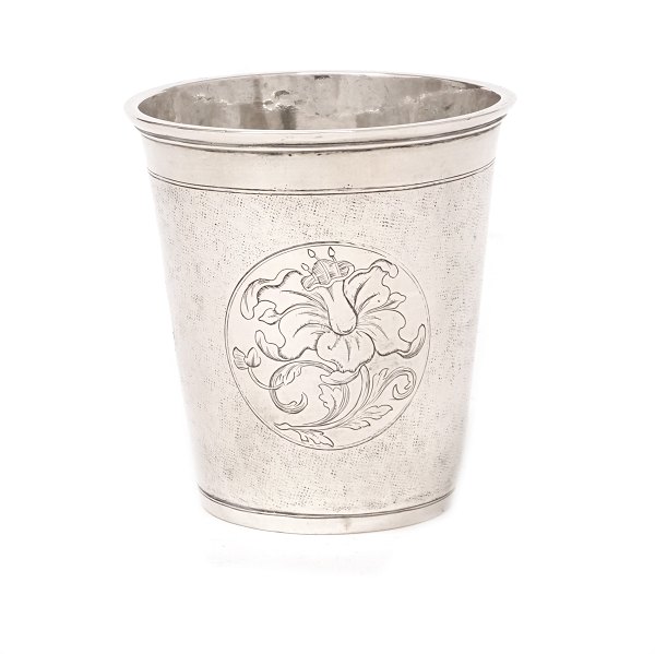 Nålepunlset sølvbæger med tre kartoucher, hvoraf to med stiliserede blomster og en med navnetræk og datering 1768. Mester Knud Rasmussen Brandt, Horsens, 1737-85. H: 9,7cm. V: 170gr