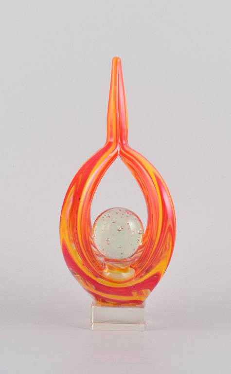 Murano, Italien, skulptur i mundblæst farvet glas.Modernistisk design. Kunstglas i gult og orange, kugle i klart glas med luftbobler indvendigt.