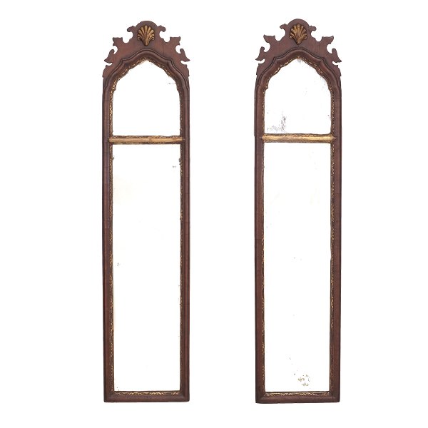 Et par barok pillespejle udført i mahogni med forgyldninger. Nordtyskland ca. år 1750. H: 90cm. B: 21cm