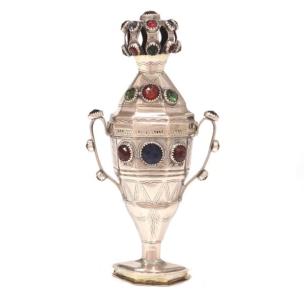 Hovedvandsæg med 35 flusser udført i delvist forgyldt sølv af Jens Jensen, Sønderborg, 1831-70. H: 13,4cm. V: 84,4gr