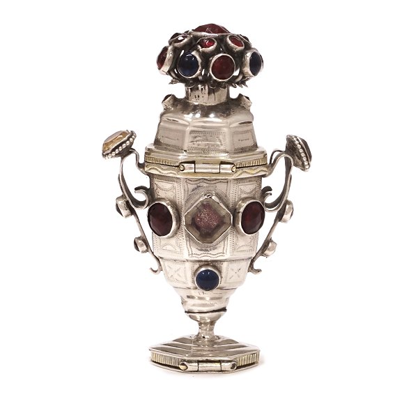 Danish silver vinaigrette by Paul Hansen, Tondern, 1785-1830. H: 9,8cm. W: 73,9gr