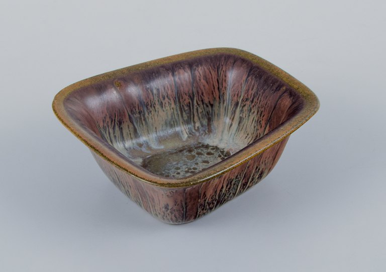 Gunnar Nylund for Rörstrand, small ceramic bowl with beautiful glaze in green-brown tones.