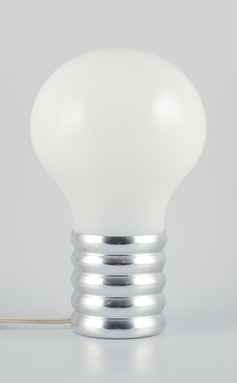 Ingo Maurer, bordlampe i industrielt design formet som elpære.Aluminium og matteret glas.