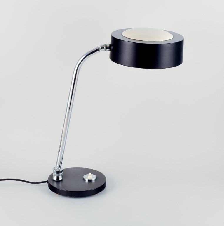 Charlotte Perriand, Jumo, fransk skrivebordslampe i krom og sortlakeret metal med justerbar skærm.