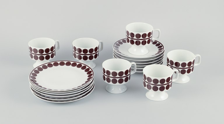 Eschenbach, Tyskland, et sekspersoners retro kaffeservice i porcelæn.Designet med brune prikker.