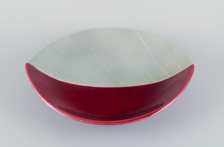 Carl Harry Stålhane for Rörstrand, Sweden, a large "California" bowl in ceramic with violet and gray glaze. Stylish design.