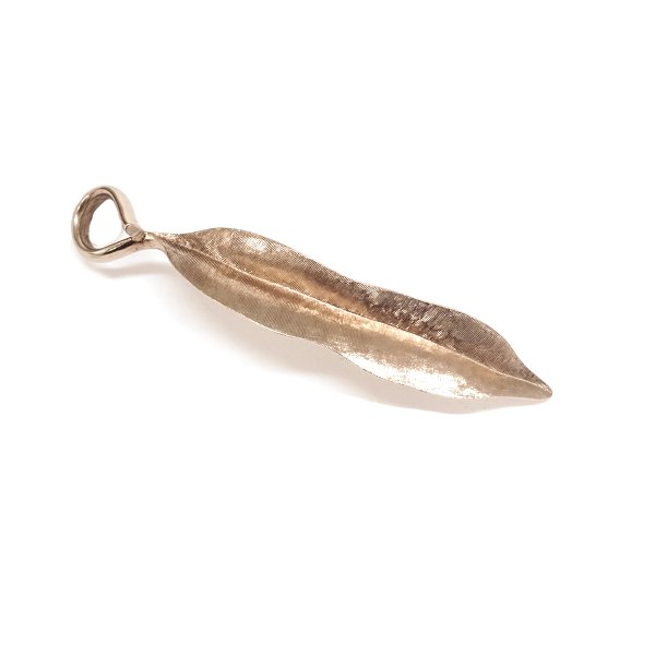 Ole Lynggaards LEAVES vedhæng i 18kt hvidguld.Stemplet Ole Lynggaard og Charlotte Lynggaard.L: 5cm. B: 0,8cm. V: 3gr