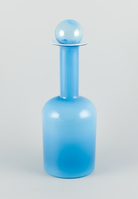 Otto Brauer for Holmegaard. Vase/flaske i turkis mundblæst kunstglas med lyseblå kugle.