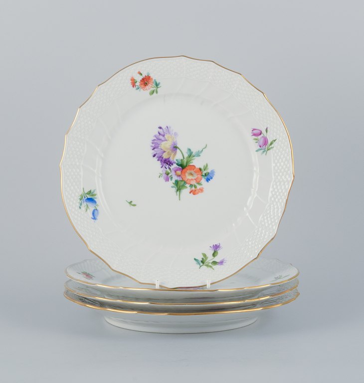 Royal Copenhagen, fire Saksisk Blomst middagstallerkner. Håndmalet med forskellige polykrome blomstermotiver.