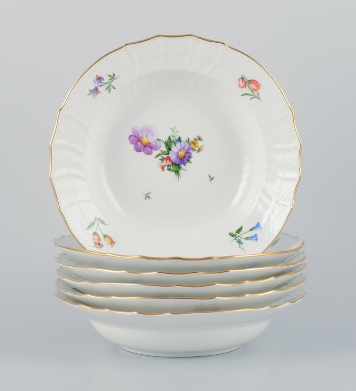 Royal Copenhagen, seks Saksisk Blomst dybe tallerkner. Håndmalet med forskellige polykrome blomstermotiver.