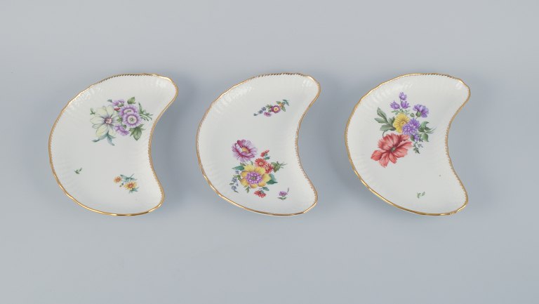 Royal Copenhagen, tre Saksisk Blomst asietter, håndmalet med forskellige polykrome blomstermotiver.