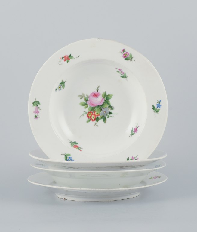 Royal Copenhagen, fire sjældne og antikke Saksisk Blomst porcelænstallerkner. Håndmalet med polykrome blomstermotiver. Tre dybe tallerkner og en middagstallerken.