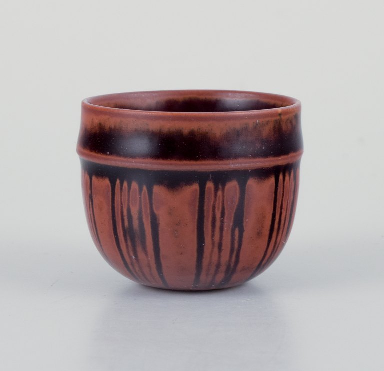 Stig Lindberg (1916-82) for Gustavsberg, Studio Hand miniature skål med glasur i brune nuancer.