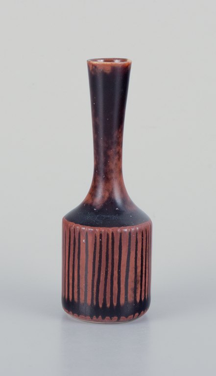 Stig Lindberg (1916-1982), Gustavsberg - Studio Hand, miniaturevase med glasur i brune nuancer.