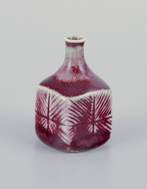 Stig Lindberg (1916-1982), Gustavsberg - Studio Hand, miniature vase i aniara glasur.