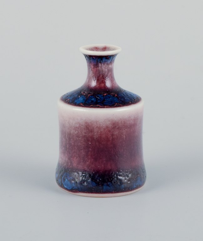 Stig Lindberg (1916-1982), Gustavsberg - Studio Hand, miniature vase med glasur i blå og røde toner.