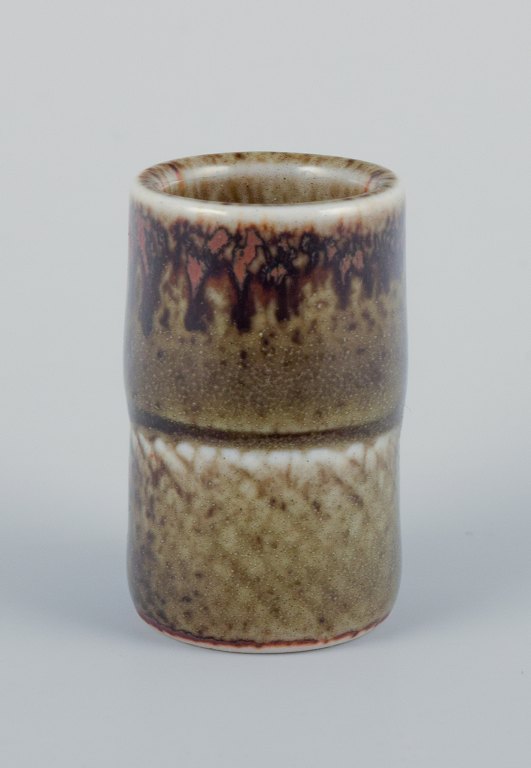 Stig Lindberg (1916-1982), Gustavsberg - Studio Hand, miniature vase med glasur i grønbrune toner.