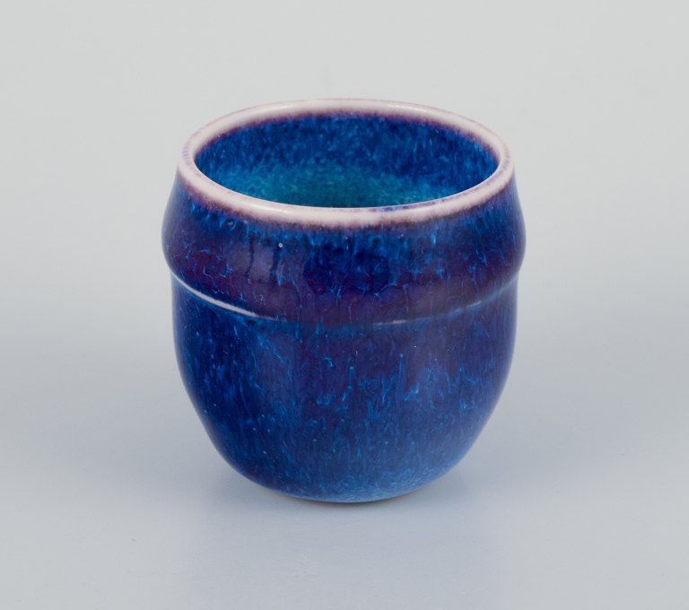 Stig Lindberg (1916-1982), Gustavsberg - Studio Hand,  miniature vase med glasur i blåviolette toner.