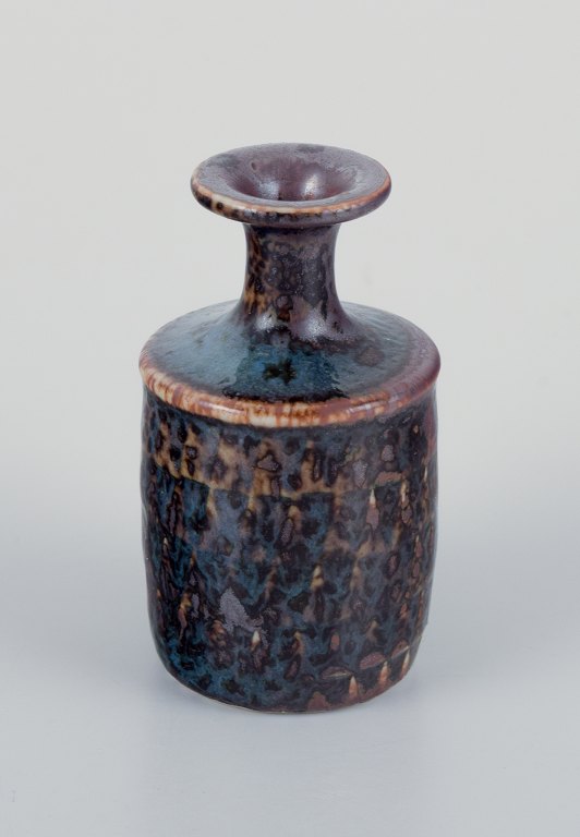 Stig Lindberg (1916-1982), Gustavsberg - Studio Hand, miniature vasemed glasur i violette og brune toner.
